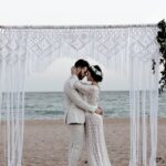 6 idee per organizzare un ricevimento di matrimonio perfetto. Coppia di sposi in spiaggia