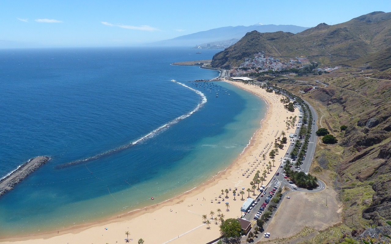 Tenerife ad aprile. Vista dall'alto della spiaggia e del mare