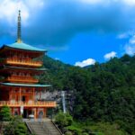 Il Giappone e le sue meraviglie. Vista di una pagoda in mezzo alla natura.