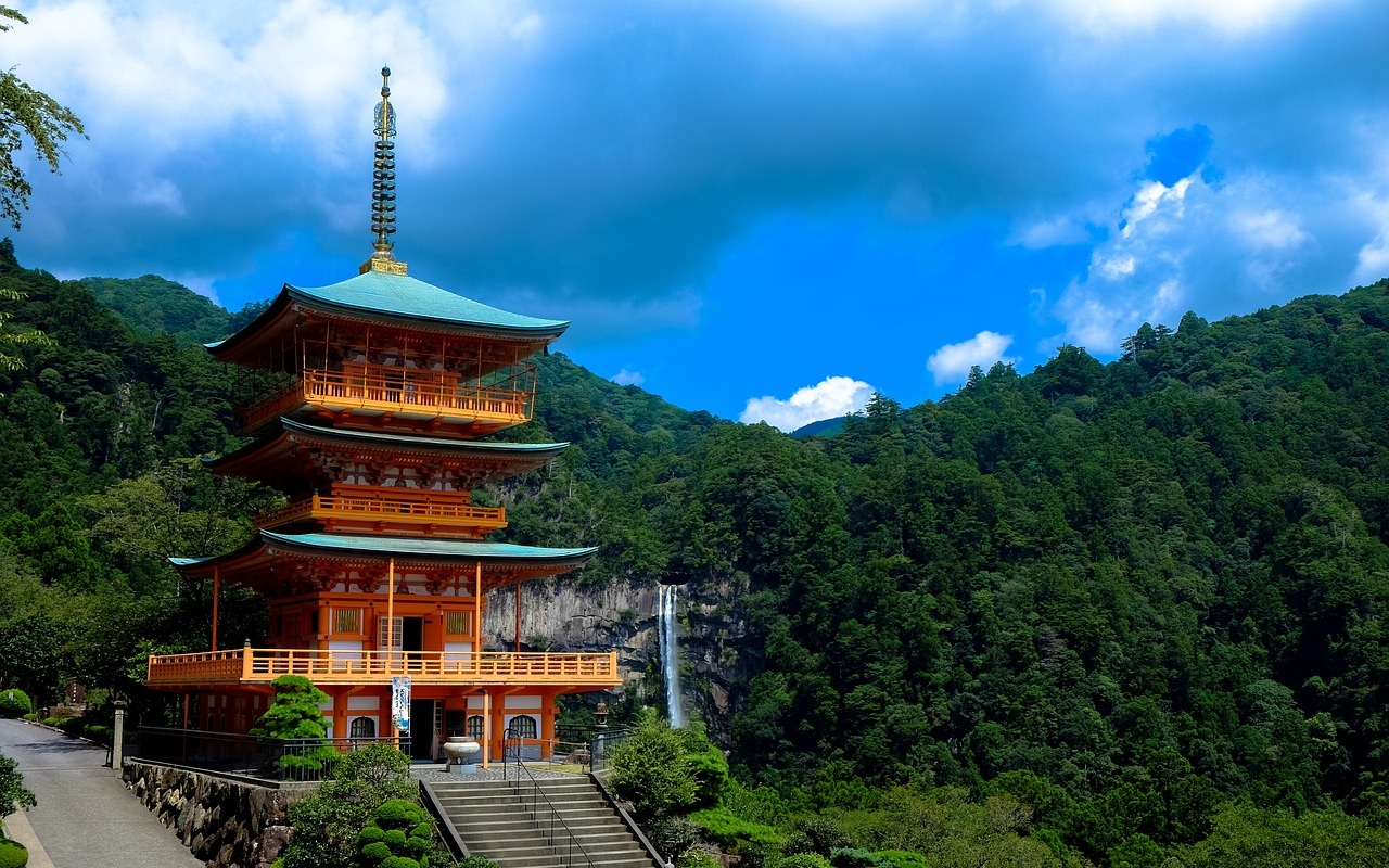Il Giappone e le sue meraviglie. Vista di una pagoda in mezzo alla natura.