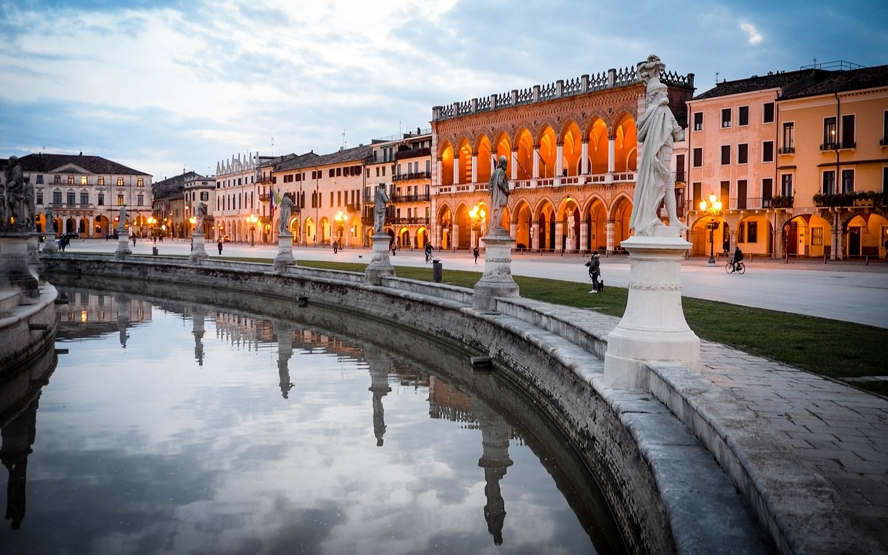Passeggiata per il centro di Padova con vista sul canale