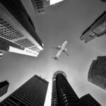 Notizie dal mondo. Aereo in cielo, in mezzo ai grattacieli