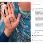 Donne con velo, mano con la lettera P scritta sul palmo