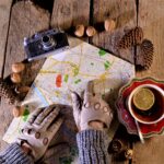 Regali di Natale 2021: un’idea originale! mappa, guanti, tazza di the, pigne, macchina fotografica