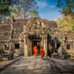 Viaggio in Cambogia 2022. Vista s angkor wat con monaci buddisti