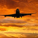 Finalmente si viaggia: stop alla quarantena al rientro! aereo nel cielo al tramonto