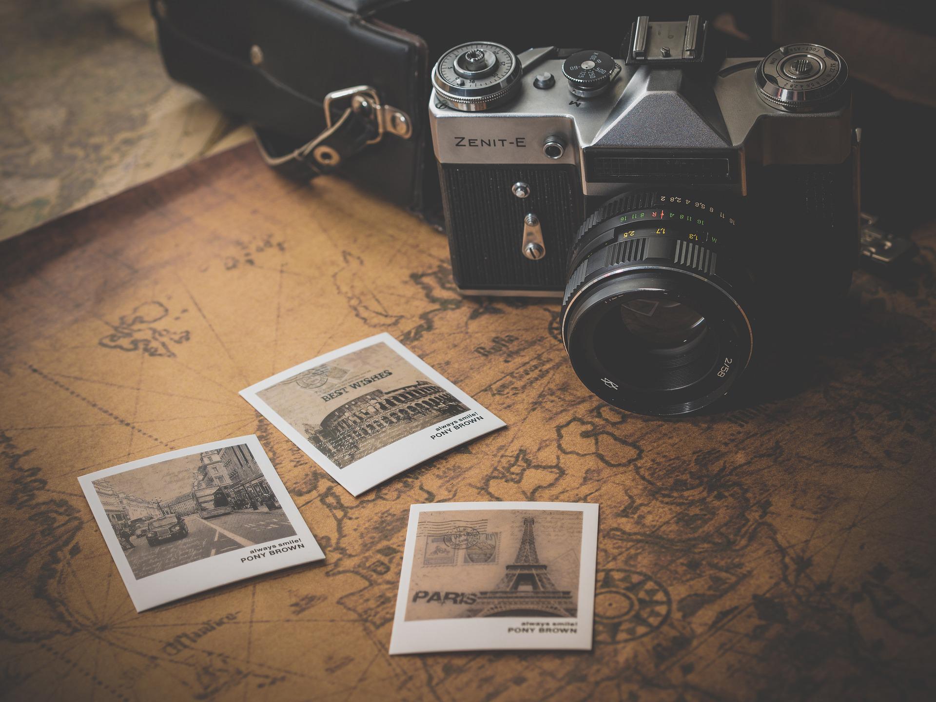 Tendenze viaggi estate 2022. Polaroid con foto e mappa sullo sfondo.