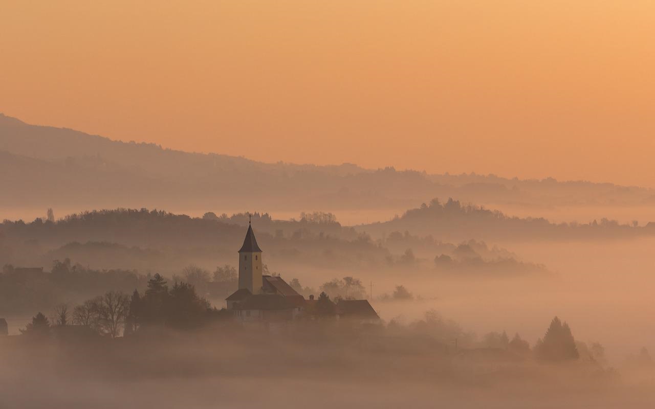 Croazia: tra natura e divertimento. Vista di una chiesa in lontananza, avvolta dalla nebbia.