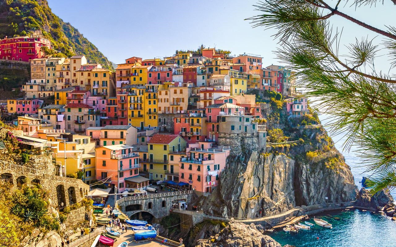 Estate 2022: vacanze in Italia.Vista di Manarola, Liguria.