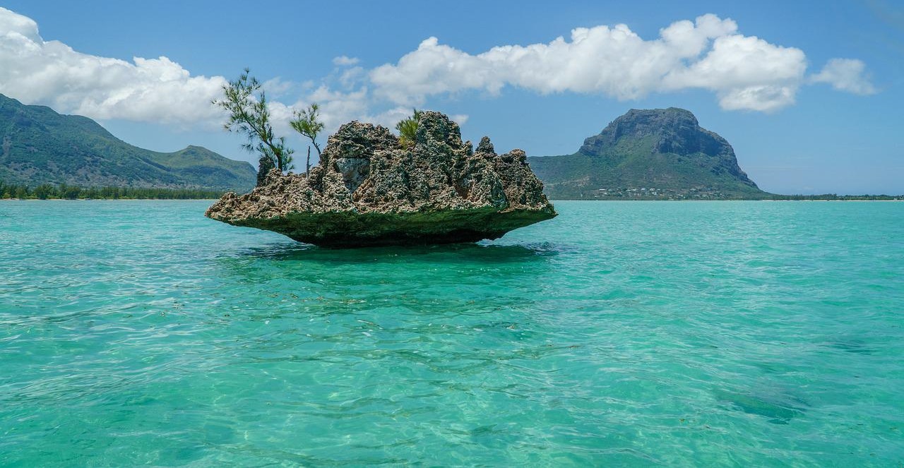 vista di un'isoletta delle Mauritius, nell'oceano indiano.
