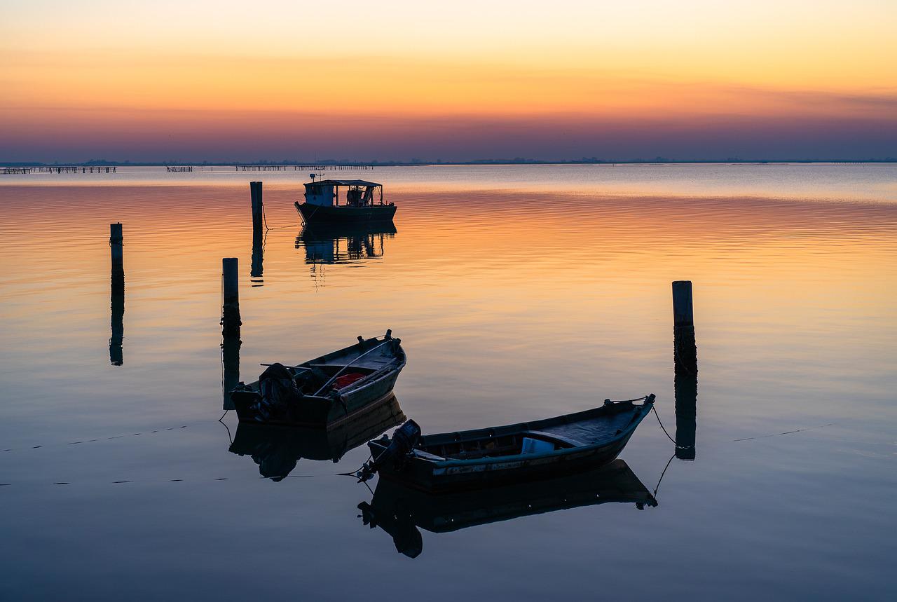 Parco del Delta del Po: bellezza da scoprire. vista di barche sull'acqua al tramonto