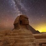 Viaggio in Egitto: crociera sul Nilo. Piramide con cielo stellato.