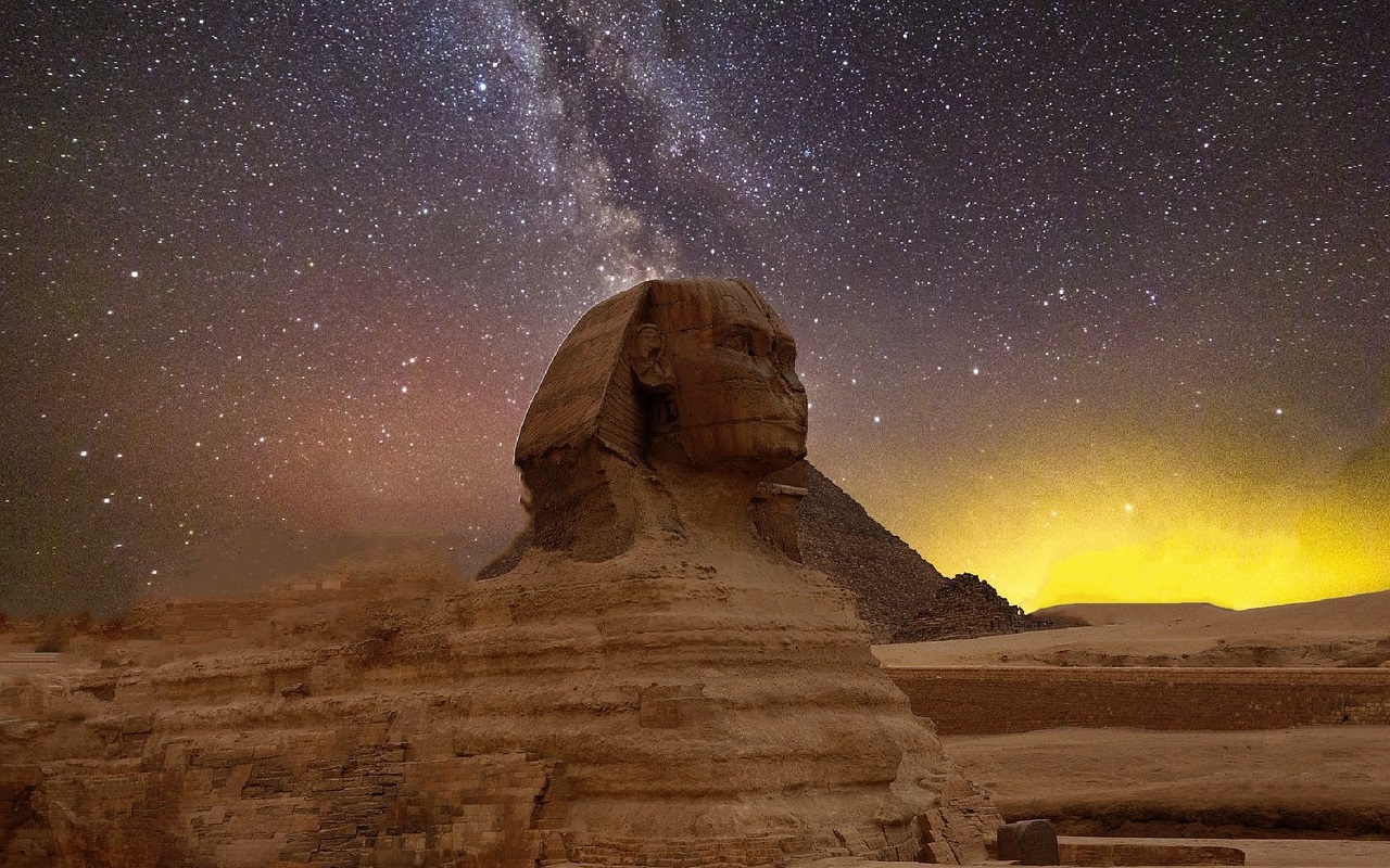 Viaggio in Egitto: crociera sul Nilo. Piramide con cielo stellato.