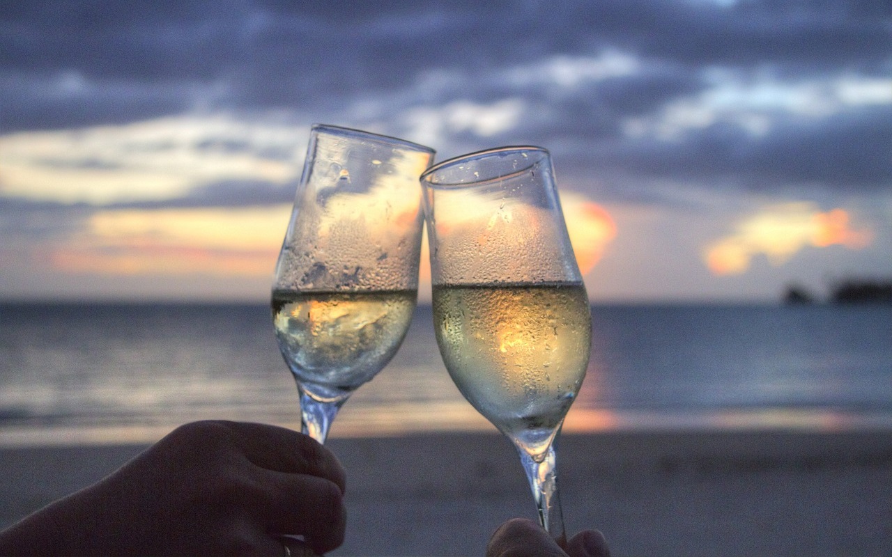 Destinazioni per la vostra luna di miele. due bicchieri, un brindisi davanti al mare