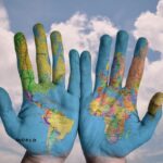 Il giro del mondo in 117 giorni . mani con il mondo dipinto sui due palmi