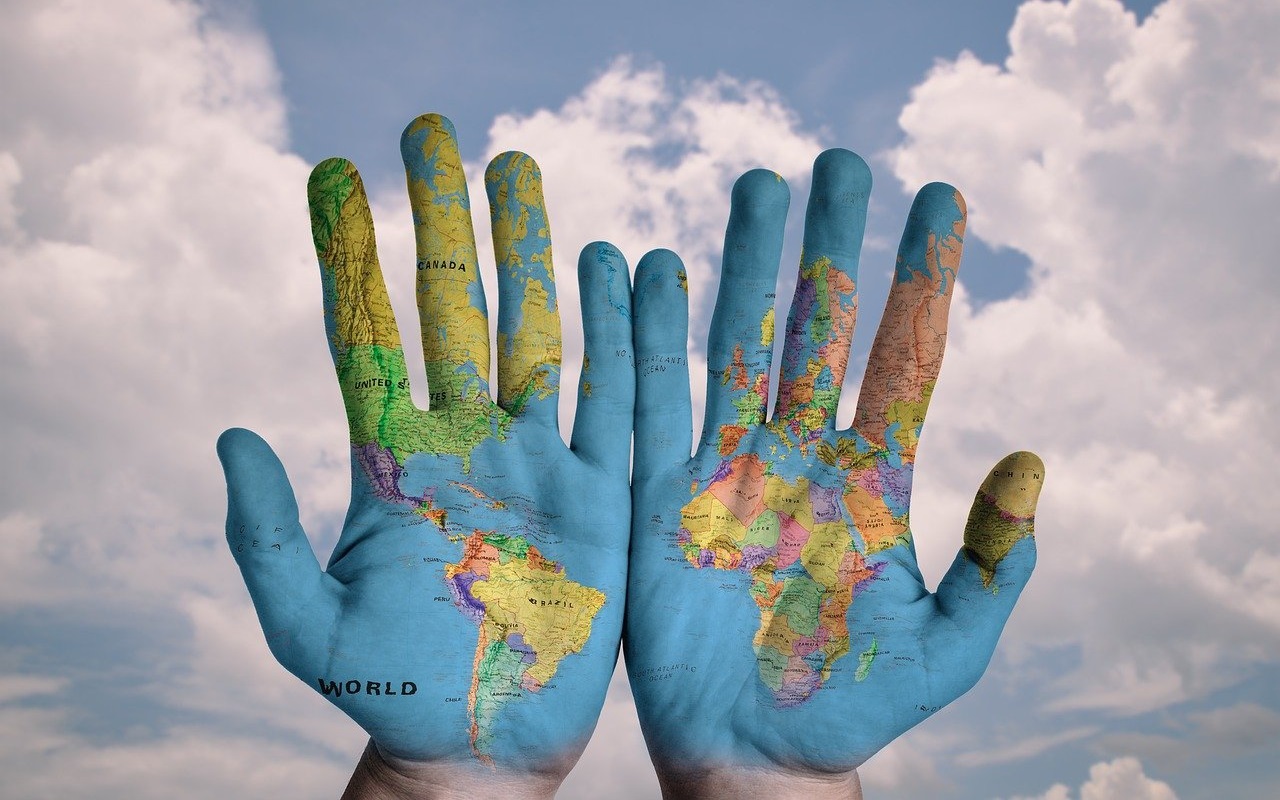 Il giro del mondo in 117 giorni . mani con il mondo dipinto sui due palmi