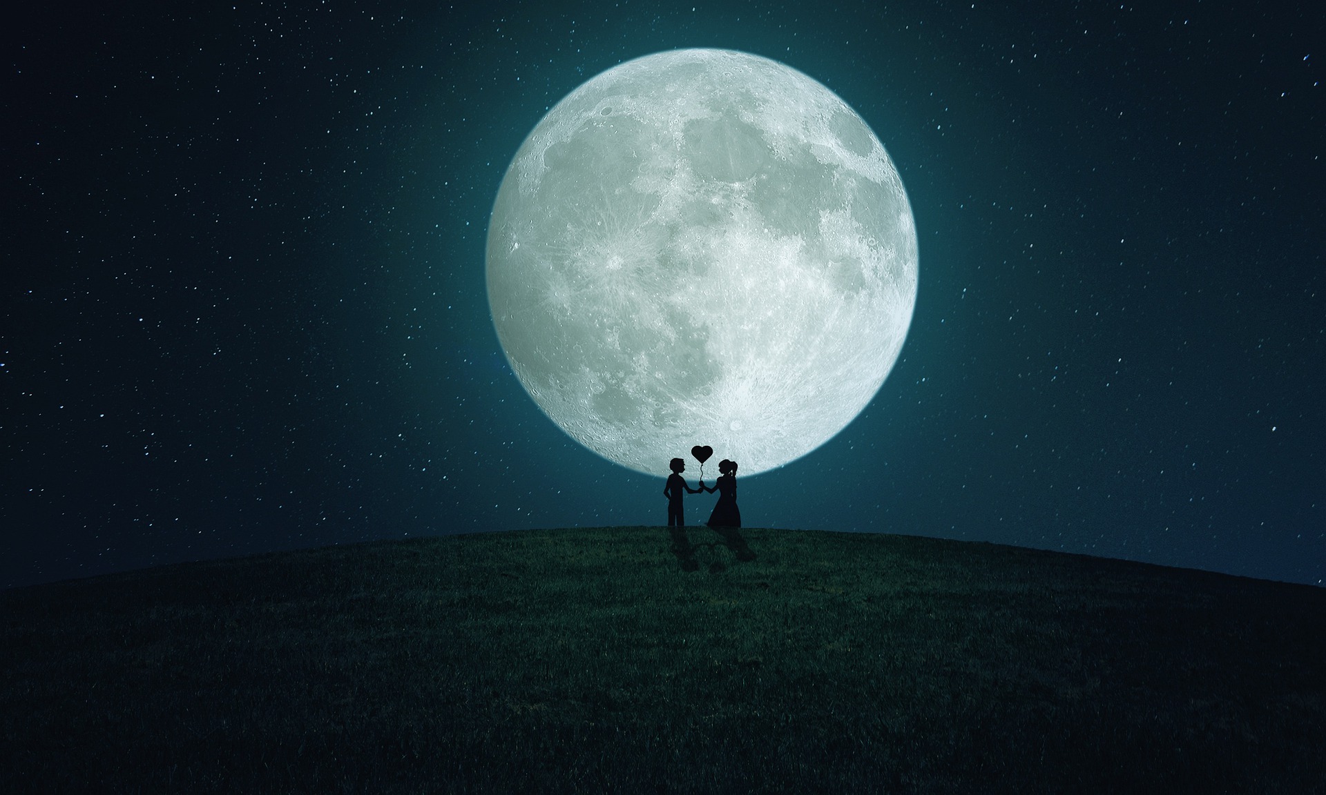 Destinazioni per la vostra luna di miele. Due innamorati davanti alla luna enorme.