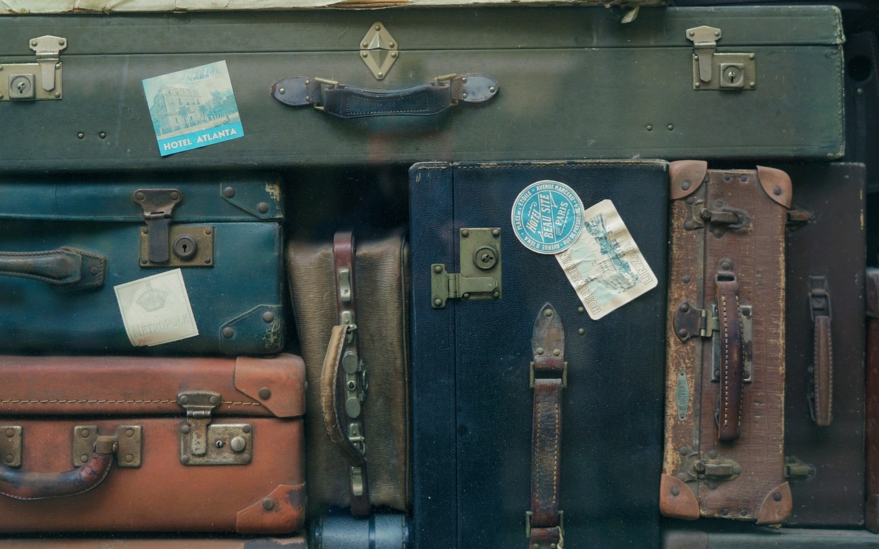 Come preparare il vostro bagaglio - vecchie valigie accatastate