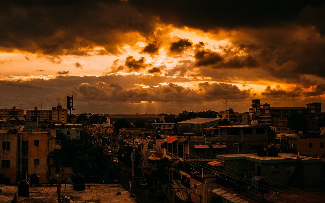 Capodanno last minute. Tramonto su una città della repubblica dominicana