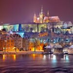 Cosa fare a San Valentino 2023. Vista suggestiva di Praga di notte.