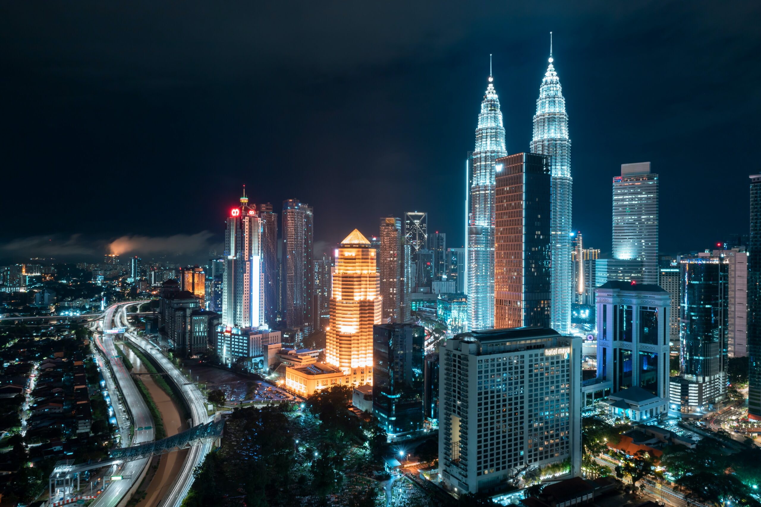 Scopri la Malesia! Vista notturna dello skyline di Kuala Lumpur con le torri di Petronas.