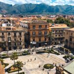 Gita a Palermo in giornata. Vista dall'alto su un'antica piazza palermitana.