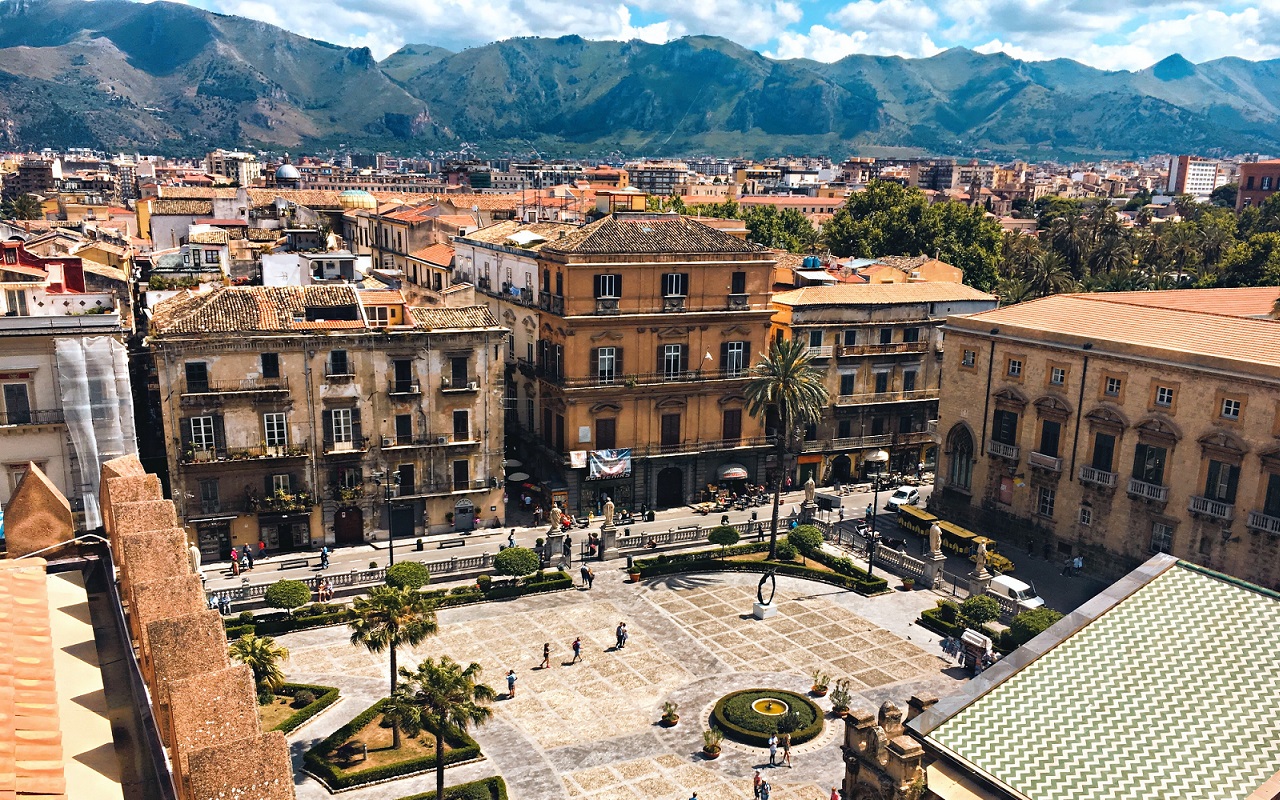 Gita a Palermo in giornata. Vista dall'alto su un'antica piazza palermitana.