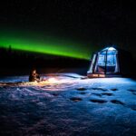 Posti insoliti dove dormire. Igloo di vetro nella Lapponia finlandese. Notte, neve