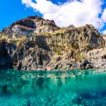 Viaggiare a basso costo 2023. Vista ravvicinata del mare e dell'isola di Pantelleria.