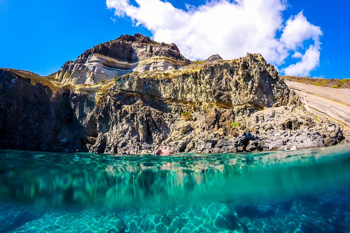 Viaggiare a basso costo 2023. Vista ravvicinata del mare e dell'isola di Pantelleria.