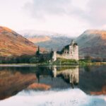 Vacanza in Scozia 2023. Antico castello scozzese su un lago. Montagne attorno.