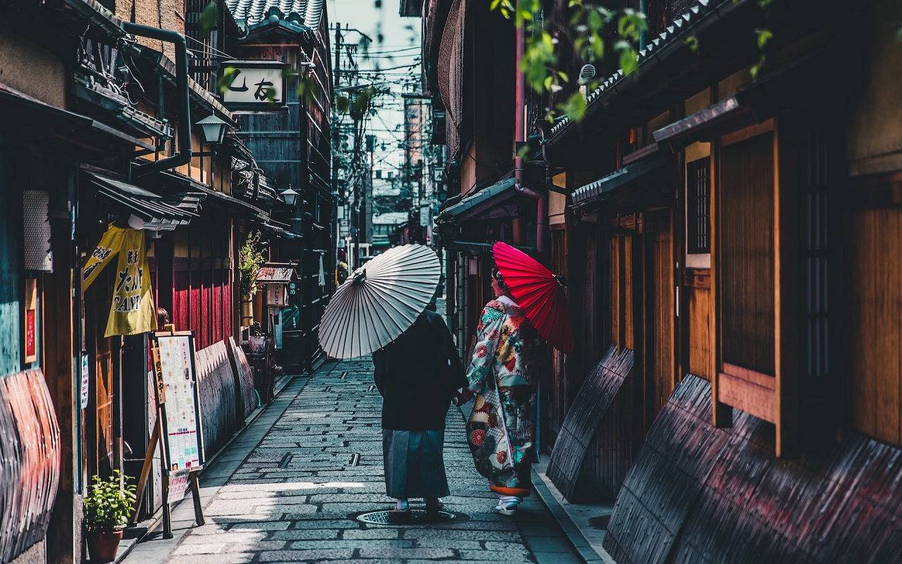 Viaggio in Giappone 2023. Donne in kimono con ombrello per le vie di Kyoto.