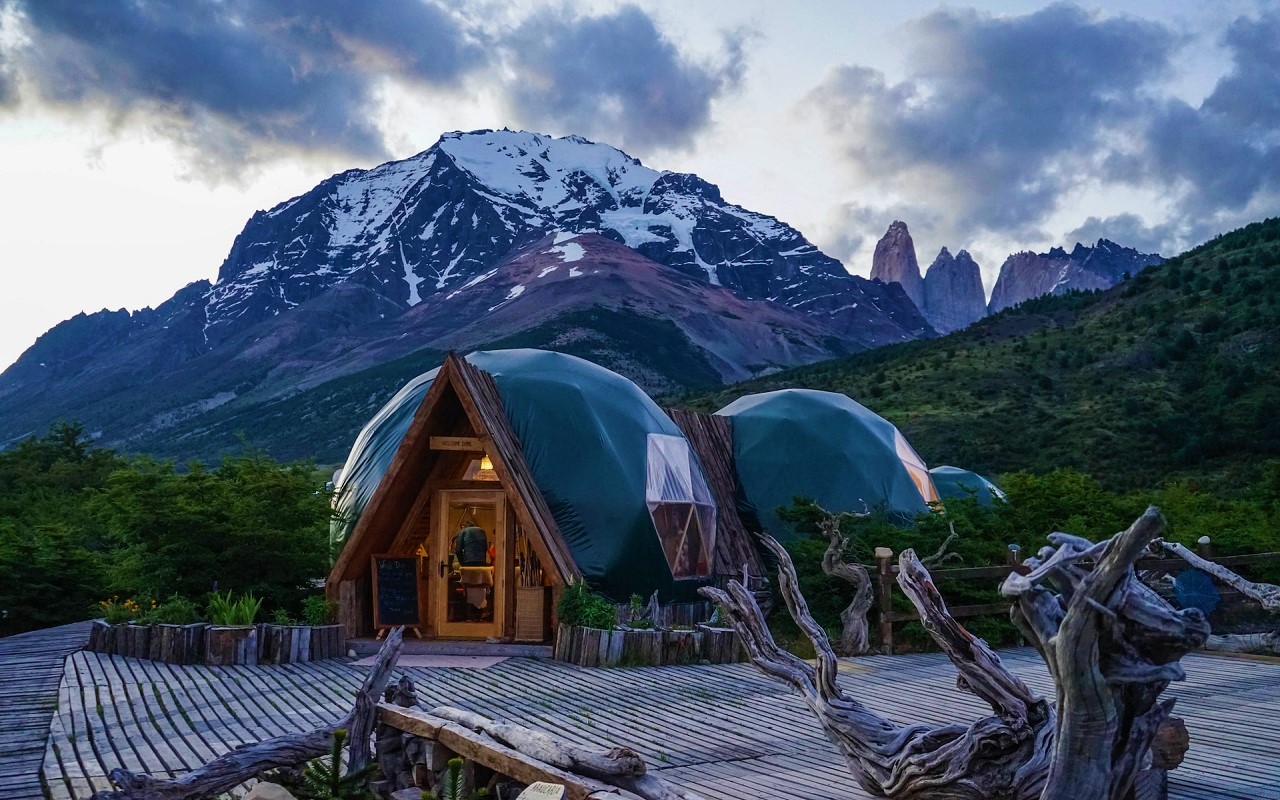 Tour della Patagonia 2023. EcoCamp Patagonia, Torres del Paine. Cupole sotto le montagne.