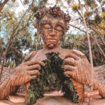 Viaggio a Tulum. scultura in natura a forma di essere umano.