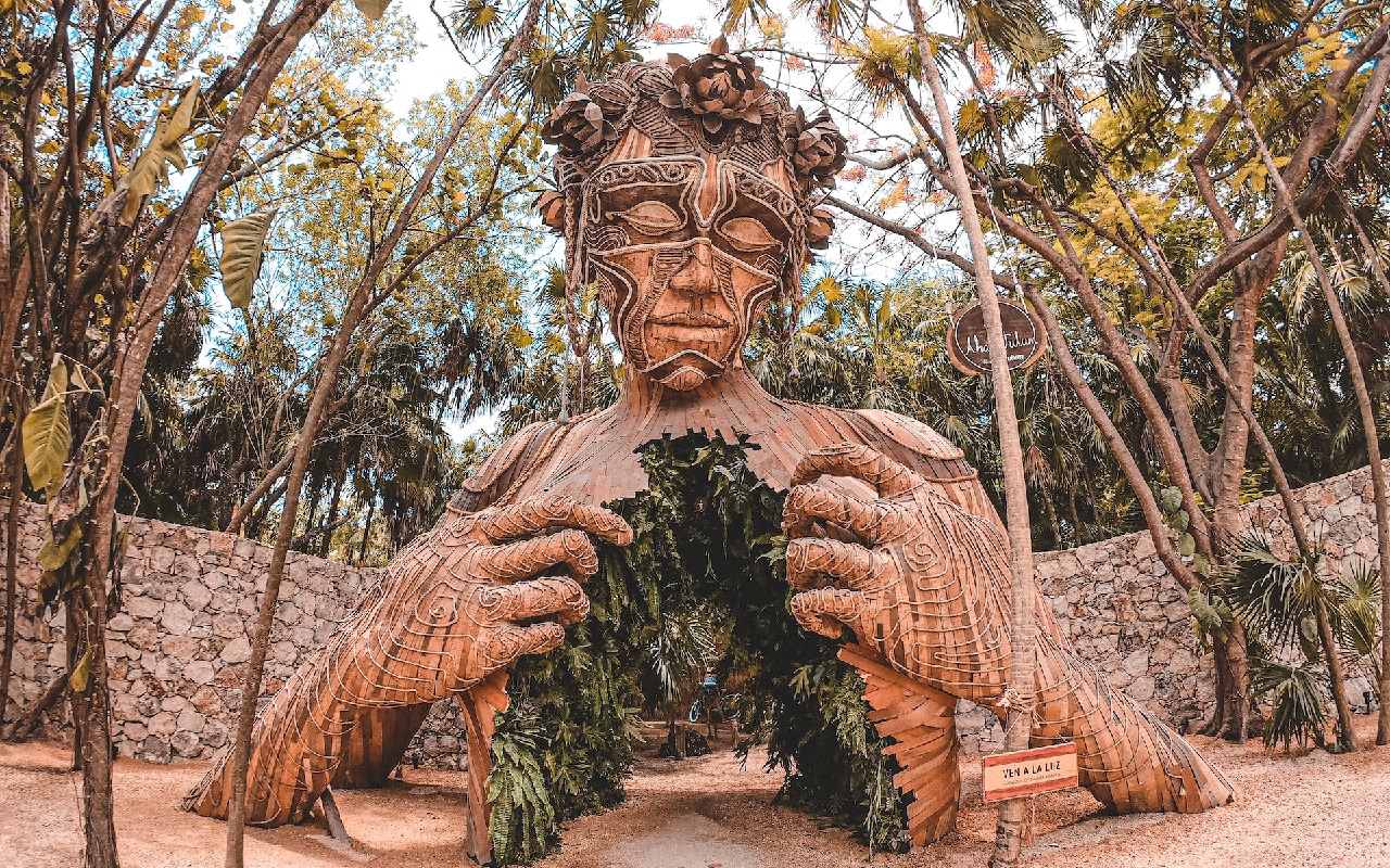 Viaggio a Tulum. scultura in natura a forma di essere umano.