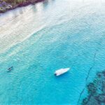 5 spiagge migliori di Zanzibar. Barca a largo sul mare di Zanzibar.