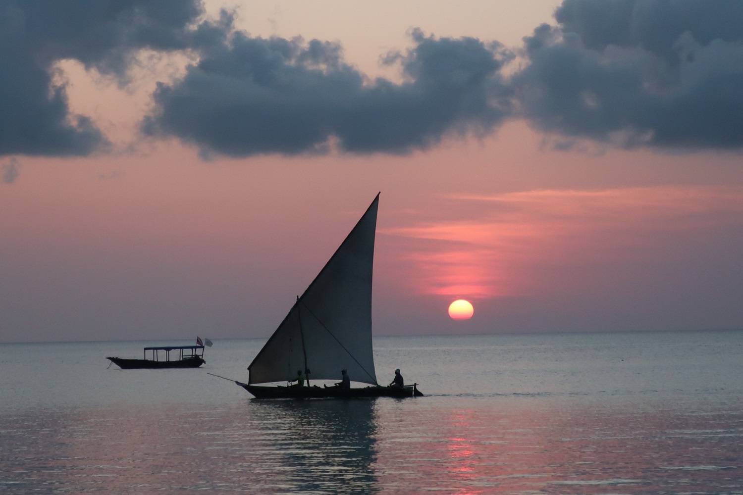 5 spiagge migliori di Zanzibar. Mare e barca a vela al tramonto.