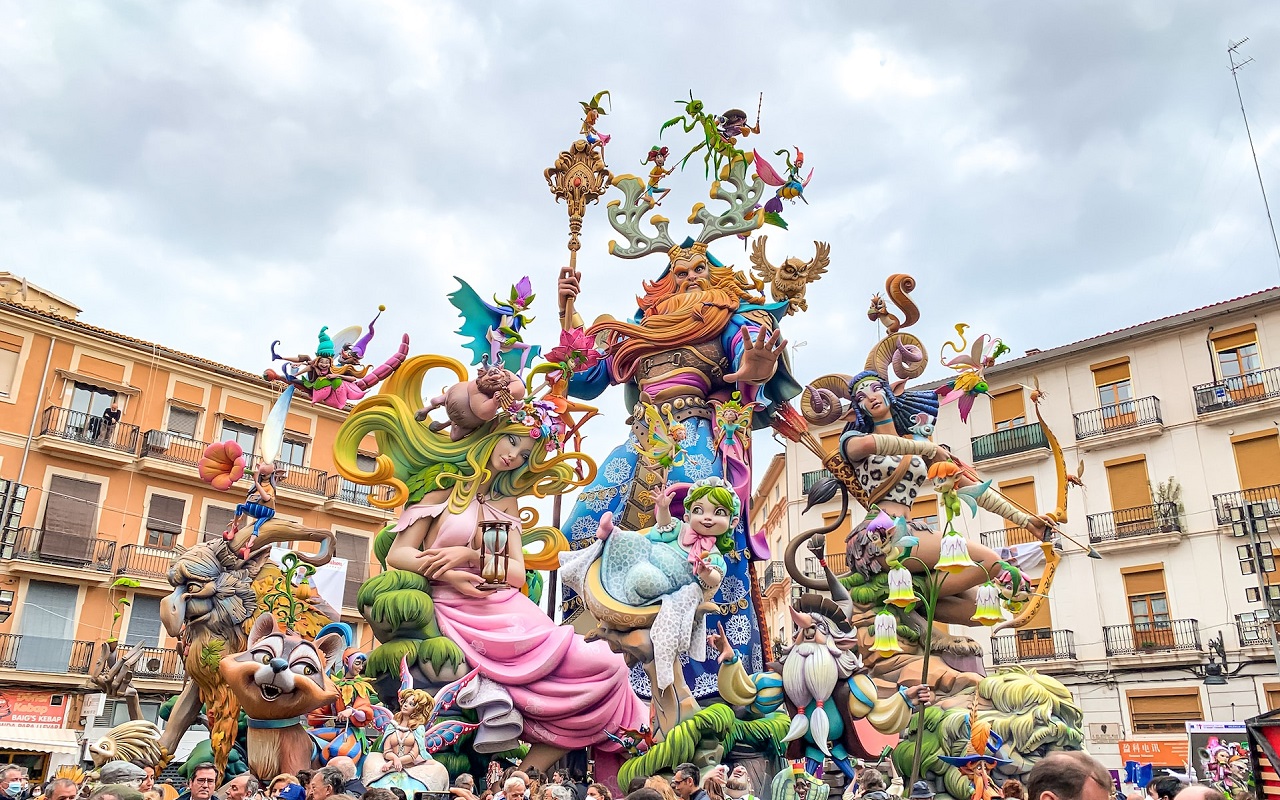 Las Fallas festival a Valencia. Scultura satirica colorata tipica di Las Fallas.