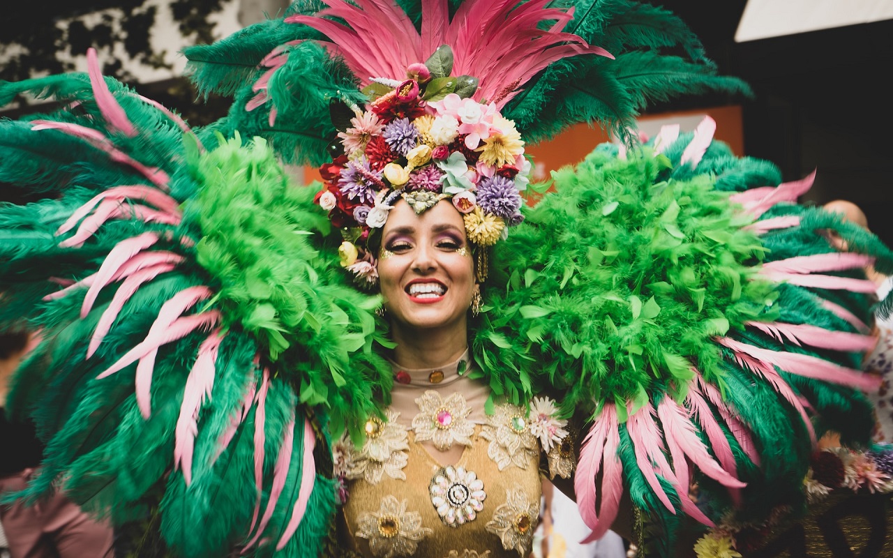 Mardi Gras a New Orleans 2024. Ragazza in costume con piume a New Orleans.