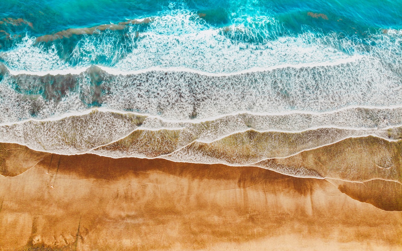 Il meglio delle Canarie 2023. Mare e battigia con sabbia gialla.