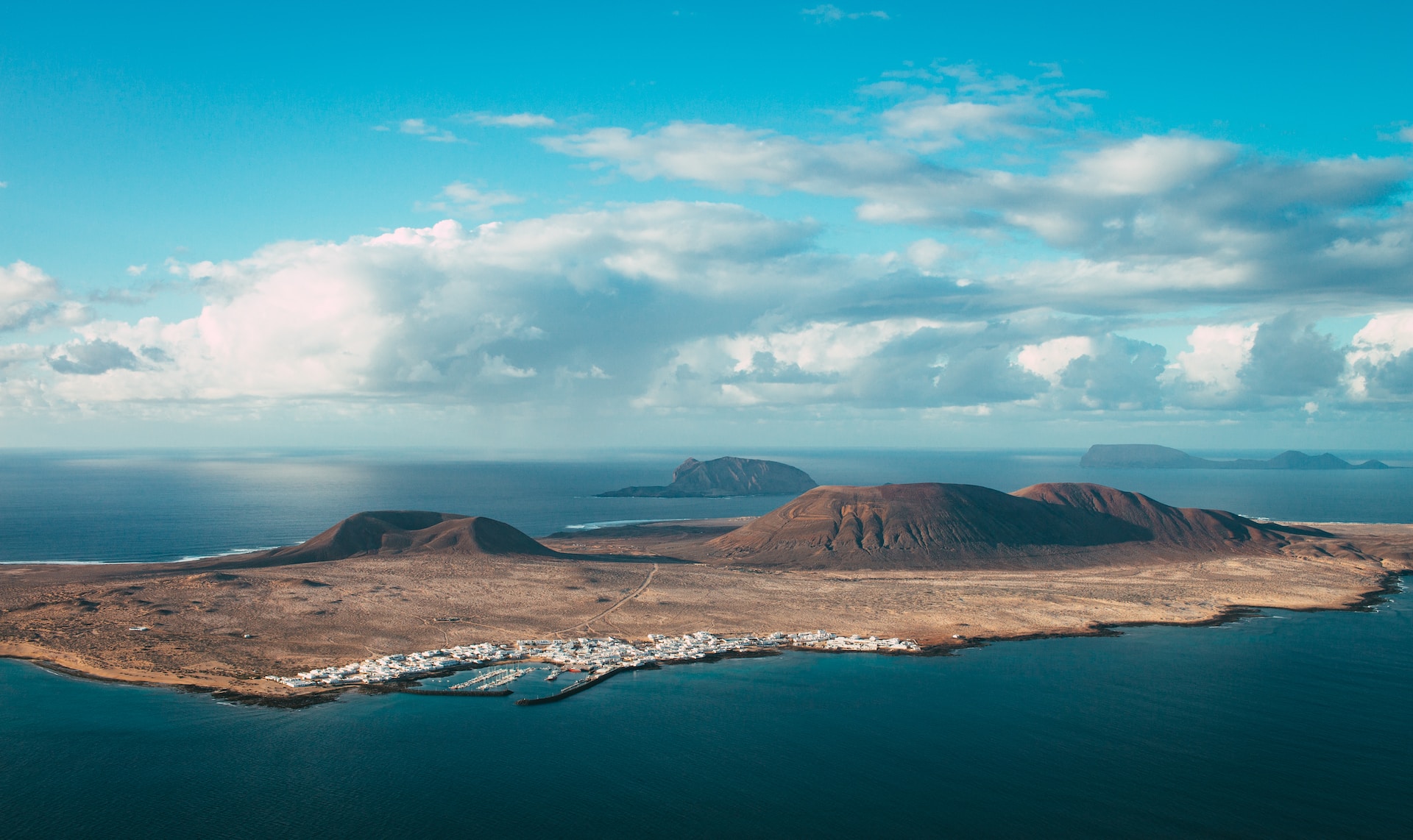 Il meglio delle Canarie 2023. Vista su un'isoletta sovrastata da montagne bellissime!