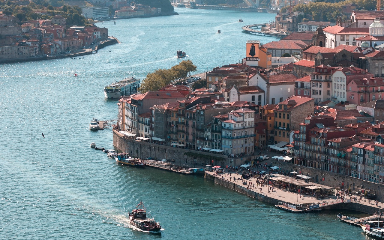 Portogallo e le sue isole 2023. Vista sulla città e il mare di Porto.