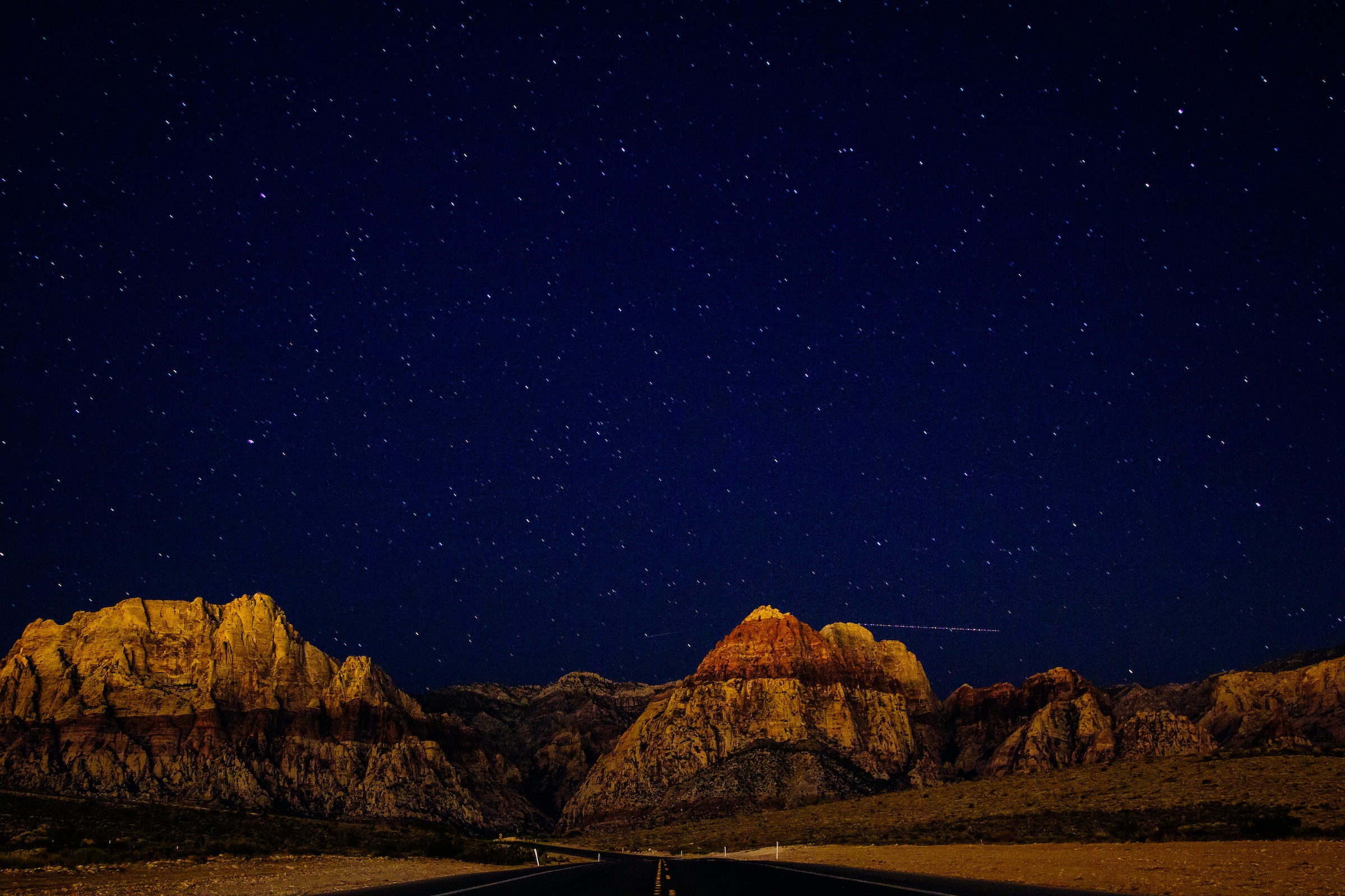 Partecipa al Burning Man festival. Black Rock desert, Nevada, in piena notte.