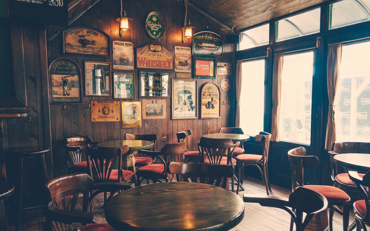 Un caffè a Parigi. Interni di un café parigino in legno e velluto rosso.