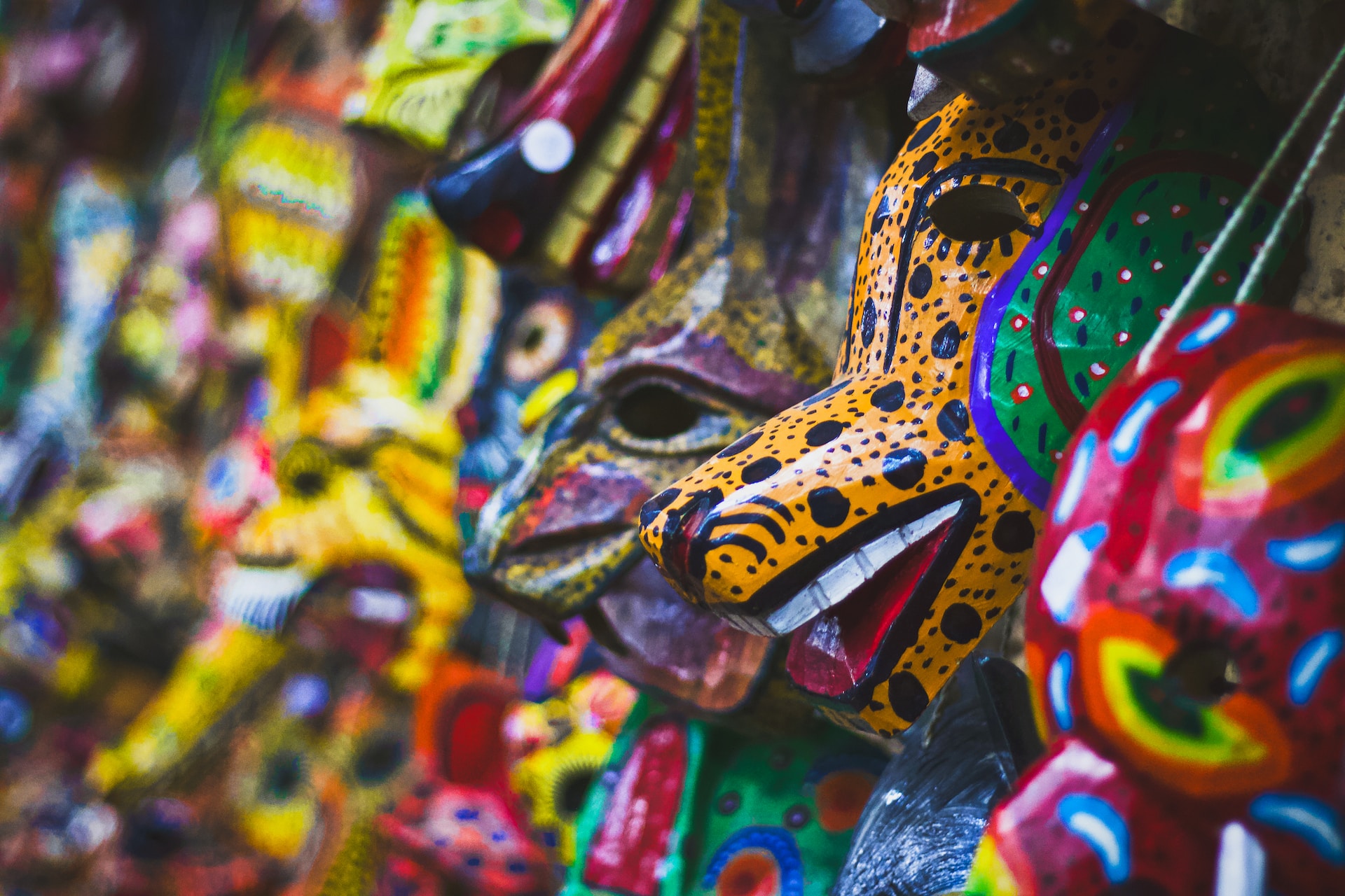 Viaggio in Guatemala 2024. Maschere folkloristiche colorate del Guatemala.
