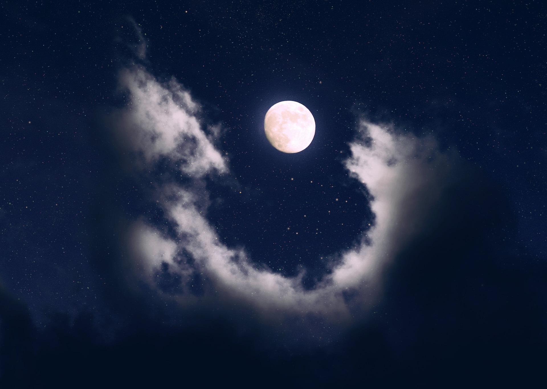 Full Moon Party in Thailandia. Luna in cielo con nuvole.
