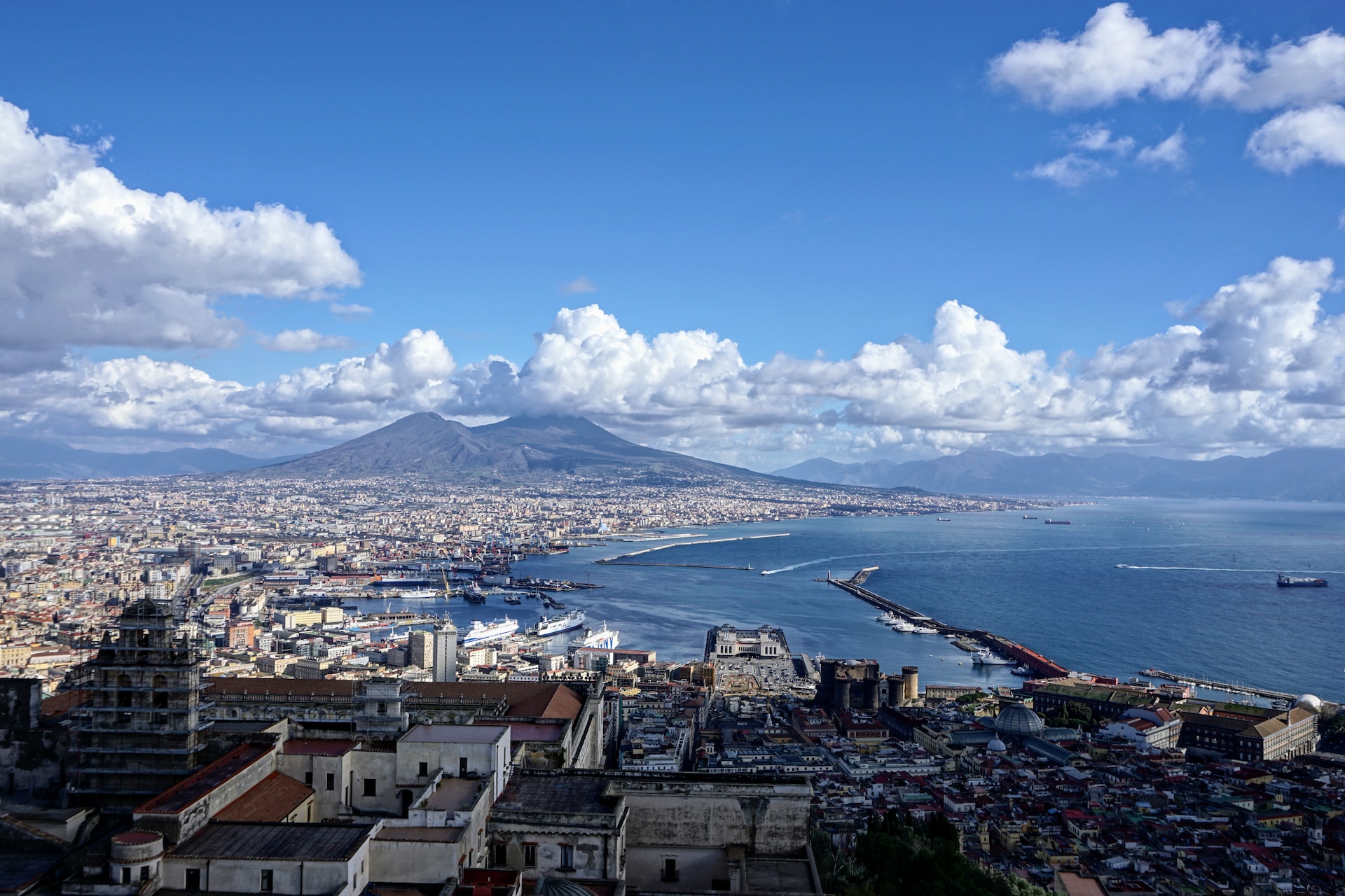 La più buona pizza a Napoli. Vista del golfo di Napoli con Vesuvio.