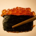 Miglior sushi a Tokyo. sushi visto da vicino con uova di pesce.