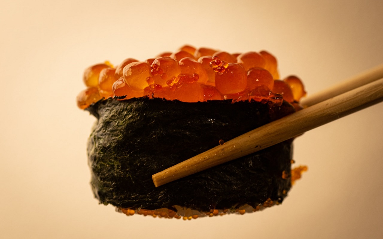 Miglior sushi a Tokyo. sushi visto da vicino con uova di pesce.