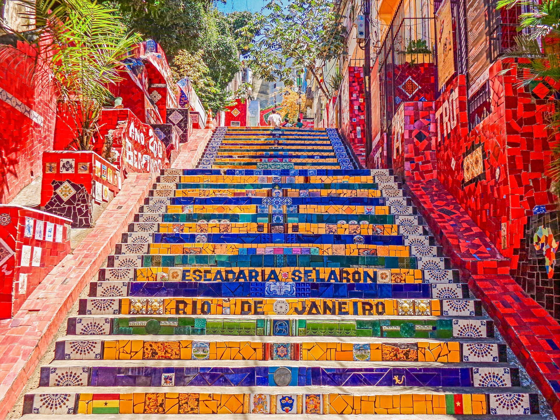 Viaggio alla scoperta del Brasile 2024. Scalinata colorata a Rio de Janeiro.